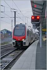  Fremdländische  Signale und Fahrleitung verraten es rasch, dieser SBB RABe 512 wurde nicht in der Schweiz fotografiert; seit dem Fahrplanwechsel 2025/26 erreichen die SBB RABe 512 das