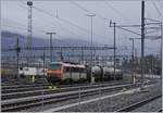 Ein Blick vom Lancy Pont Rouge in den Güterbahnhof Genève La Praille: Dort wartet die SNCF BB 26211 auf die Abfahrt Richtung Frankreich (via La Plaine).