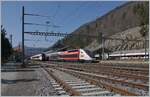 Der TGV Lyria, Rame 4722 verlässt Vallorbe in Richtung Lausanne. 

24. März 2022