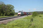 186 502-1 zieht mit einem Containerzug bei Pölling gen Regensburg.