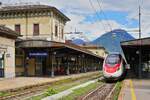 Nur ein RABe 503 der SBB wartet am 08.05.2024 um die Mittagszeit im Bahnhof Domodossola auf Fahrgäste.