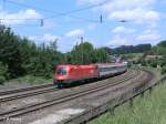 1016 029-9 zieht den IC 548 Stiegl Express durch Hellwang-Elixhausen.