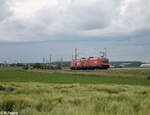 br-1016/876161/1016-044-0--1116-180-1-fahren 1016 044-0 + 1116 180-1 fahren als Lokzug bei Uffenheim in Richtung Süden. 27.05.24