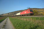 1016 017-4 zieht mit einem gemischten Güterzug bei Thüngersheim in Richtung Süden. 27.10.24