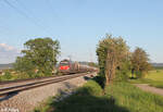 1293 186-3 zieht mit einem Kesselzug bei Plling vorbei.14.05.24