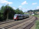4024 106-9 fährt in Hellwang-Elixhausen mit der S2 3070 Salzburg HBF ein. 13.06.09
