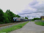 1293 905 zieht mit einem Milsped Autotransportzug bei Thüngersheim gen Norden.