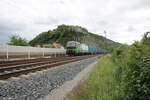 193 745-7 zieht mit einem Containerzug durch Retzbach-Zellingen.