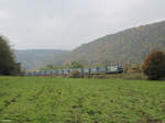 193 205-2 sieht bei Wernfeld mit einem Wechselpritschen LKW-Walter Zug in Richtung Norden. 20.10.24