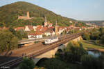 193 444 zieht mit dem Kupferanoden Zug durch Gemünden.