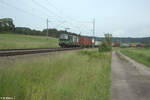 193 223 zieht bei Oberdachstetten ein Containerzug in Richtung Norden.