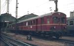 Vor den damals noch vorhandenen Hallen des Badischen Bahnhofs in Basel ist am 31.12.1974 ein 485 mit Steuerwagen abgestellt.
