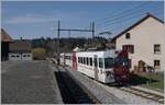 Mit dem schiebenden Be 4/4 124 verlässt der Regionalzug nach Bulle den Bahnhof von Broc Village.