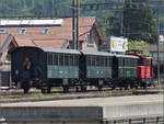 150 Jahre Emmentalbahn.

Tem 225 041 der BLS Stiftung rangiert die Wagen des Schnaaggi Schaaggi im Bahnhof Burgdorf. Mai 2025.

Vorne sind die j�ngsten zweiachsigen Personwagen der Schweiz, deren Serie wider den Zeitgeist noch 1927-1929 von der SIG f�r die Sihltalbahn gebaut wurde. C 68 und C 69 sichtet man zumeist im Doppelpack. Hinten ist C 22 aus der Originalausstattung der Sihltahlbahn aus dem Jahr 1892 der in der Westschweiz und in Frankreich dem Recyclingkreislauf entkam.