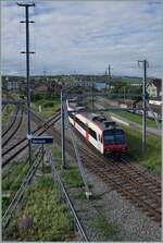 In Kerzers kreuzen sich die Strecken Bern - Neuchâtel und Payene - Murten. Für mich überraschend war dann, dass der aus Lausanne ankommende und hier wendende SBB RBDe 560 Domino in den BN/BLS Teil des Bahnhof gelenkt wurde. Im Gegenzug verkehren BLS RBDe 565/566 Bern- Kerzers Lyss im  SBB -Teil des Bahnhofs.

6. Juni 2021