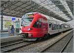 In Lausanne wartet er tpf Flirt RABe 527 197 (UIC 94 85 0 527 197-3 CH-TPF) anstelle eines SBB RABE 523 als S5 nach Grandson auf die Abfahrt.