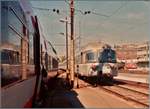 Ein deklassierter RAe II verl�sst Lausanne, (hier nicht zu sehen aber infolge einer  Fahrzeugst�rung gezogen von einer Re 6/6).