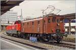 Die SBB Historic Ae 3/6 III 10264 schiebt in Lausanne ein mächtiges ETCS Gerät in Form einer Aem 940 vor sich her.