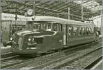 Für eine Extrazugfahrt von Rail One (l'emission ferroviarie suisse) konnte der SBB Historic Rote Pfeil RAe 2/4 1001 mit der UIC Nummer 094 85 75-91 001-3 in Lausanne bewundert werden. Stark zurückgehende Passagierzahlen infolge der Wirtschaftskrise in 1930ern führten zur Überlegung zum Bau von Leichttriebwagen, mit welchen der Verkehr kostengünstig abgewickelt werden konnte. So beschaffte die SBB neun Leichtstahltriebwagen, die ab 1935 in Betrieb genommen wurden, wobei zwei davon statt elektrisch, mit Diesel angetrieben wurden. Zudem kamen noch drei Doppeltriebwagen dazu. Kaum abgeliefert, waren die Triebwagen schon zu klein, die beliebten  Roten Pfeile  wie sie fortan genannt wurden, waren das Opfer ihres Erfolges, selbst durch das spätere Anbringen der Zug- und Stossvorrichtung und somit das  Mitführen eines Wagens, konnten sie in ihrem angedachten Einsatzfeld nicht mehr eingesetzt werden. Fortan wurden die  Roten-Pfeile  im Sonder- Gruppenausflugsverkehr eingesetzt, dabei ist es bis heute geblieben, wobei nur noch zwei RAe 2/4 fahrbereit sind: der OeBB RAe 2/4 1007 (bzw. 202) und der RAe 2/4 1001 bei SBB Historic, der auf diesem Bild zu sehen ist. 17. Januar 2026