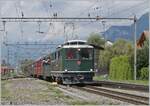 Endlich wieder einmal ein  echter  Brünig-Bahn-Zug in Meiringen! Die SBB HGe 4/4 I N° 1992  Giswil  erreicht mit ihrem Extrazug zum Jubiläum  20 Jahre Zentralbahn  den Bahnhof von