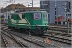 Die BAM Re 4/4 II (UIC 91 85 4420 506 8 CH MBC) auf Rangierfahrt zu ihrem vollen Zug im Ausziehgleis in Morges.
