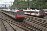 Zweisystem-NPZ 562 001-8 f�r den Frankreichverkehr in Neuenburg, daneben ein parkender Domino.