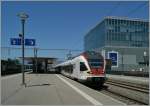 Der Tilo Flirt RABe 524 009 (ETR 524/ UIC 94 85 2 524 009-9) wirkt in der Umgebung des modernen Bahnhofs von Prilly-Malley schon nicht mehr so Taufrisch.
