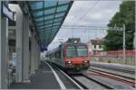 Ein SBB RBDe 560 Domino als S4 nach Palézieux erreicht den bereits erneuerten Bahnsteig 5 in Renens VD.