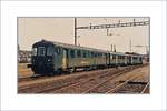 Trotz schlechter Bildqualität vermitteln diese kleine Bildserie recht eindrücklich die Nebenbahnstimmung einer Landstation in den 1980ern: Ein Regionalzug von Aarau nach Zofignen  erreicht