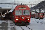 Niederflursteuerwagen Bdt 1751 der RhB in Samedan.
