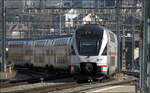 Auf Motivsuche mit Olli in Schaffhausen - 

Der IC Stuttgart - Zürich verlässt den Bahnhof Schaffhausen in Richtung Zürich. Der hintere Steuerwagen scheint sich etwas nach außen zu neigen, da der Gleisbogen im Vorfeld vermutlich keine Gleisüberhöhung hat. 

09.03.2025