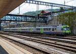 Ein BLS NPZ ist am 28.05.2023 beim Bahnhof Spiez abgestellt. 
Der sogenannte «Privatbahn-NPZ» besteht hier (vierteilig) aus:
• Triebwagen RBDe 566 232-5 (94 85 7 566 232-5 CH-BLS), ex EBT RBDe 4/4 II – 232 (Emmental-Burgdorf-Thun-Bahn, seit 2006 BLS);
• 2. Klasse Zwischenwagen (Lieferung 1991–92) B 50 85 20-35 517-5 CH-BLS, ex EBT B 50 38 20-34 517;
• 1./2. Klasse Steuerwagen Abt 932 / 50 85 80-35 932-3 CH-BLS, ex EBT ABt 50 38 39-33 932, ex EBT Bt 932, sowie dem weiteren
• 1./2. Klasse Steuerwagen ABt 933 / 50 85 80-35 933-1 CH-BLS, ex EBT ABt 50 38 39-33 933, ex EBT Bt 933.

Die ursprünglichen RBDe 4/4II der EBT-Gruppe, heute RBDe 566-II (230–242), sind Pendeltriebzüge (Elektro-Triebwagen mit Zwischen- und Steuerwagenwagen) für den Einsatz im Regionalverkehr der BLS AG. Zusammen mit der zweiten Serie der BLS RBDe 565 beschaffte 1984 bis 85 auch die EBT-Gruppe (ab 1997 RM - Regionalverkehr Mittelland, seit 2006 BLS) 13 sogenannte «Privatbahn-NPZ». Diese sind mit den Zügen der BLS weitestgehend identisch, außer dass die Steuerwagen ohne 1. Klasse als Bt gebaut wurden. Zudem ist die Adernbelegung der Vst III unterschiedlich. In den Jahren 1991/92 erhielten alle EBT/SMB/VHB-Steuerwagen ein 1. Klasse Abteil und wurden so zu ABt. Die RBDe 4/4 erhielten die Bezeichnung RBDe 566, die Steuer- und Zwischenwagen erhielten 1991/92 zwölfstellige UIC-Nummern. Die RM-Nummern wurden nach der Fusion mit der BLS Mitte 2006 beibehalten. 

Ab 2009 durchliefen die Züge eine Modernisierung analog den RBDe 565, außer jenen Punkten, die bei den RBDe 566 II bereits ausgeführt sind. Dabei werden auch die ehemaligen RM-Nummern durch TSI-Nummern ersetzt. Bei den Zwischenwagen erfolgte dies konzentriert im Jahre 2011. Die Kompositionen wurden nach und nach von Rot auf das Lindengrün der BLS umlackiert.

Die Triebwagen werden nach und nach verschrottet und durch den neuen MIKA ersetzt. Die Steuerwagen ABt 50 85 80-35 930, 931, 934, 935, 936, 939 und 940 werden zu BDt für die Autopendelzüge umgebaut. Sie werden zusammen mit den modernisierten Re 465 im Einsatz sein.

TECHNISCHE DATEN Triebwagen:
Spurweite:  1.435 mm (Normalspur)
Achsfolge: Bo'Bo' 
Länge über Puffer: 25.000 mm 
Drehzapfenabstand: 17.500 mm
Achsabstand im Triebdrehgestell: 2.700 mm
Gewicht: 72,0 t 
Dauerleistung: 1.650 kW / 2.240 PS
Anfahrzugkraft: 164 kN
Höchstgeschwindigkeit: 125 km/h
Sitzplätze: 55 in der 2. Klasse
Max. Ladegewicht: 4 t
Stromsystem: 15 kV 16⅔ Hz AC

Quellen: BLS, wikipedia