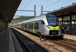 Zwei gekuppelte BLS MIKA, der MIKA 117 - RABe 528 117 (94 85 7528 117-x CH-BLS und der MIKA 102 - RABe 528 102 (94 85 7528 102-7 CH-BLS) erreichen, als RE noch Brig, am 28.05.2023 den Bahnhof Spiez. Die BLS RE fahren über die Lötschberg-Bergstrecke nach Brig.

Die BLS hatte im Jahr 2018 bei Stadler 52 neue Züge bestellt. Bereits während der Abwicklung des Auftrages wurde die Bestellung im Jahr 2020 um 6 Fahrzeuge erhöht. Seit Mai 2021 sind die ersten Züge in den kommerziellen Betrieb. Die neuen Fahrzeuge werden bei BLS zur Ablösung bestehender älterer Fahrzeuge und zum Ausbau des Angebotes eingesetzt. Die sechsteiligen, einstöckigen und rund 105 Meter langen Elektrische-Triebzüge sind FLIRT-Fahrzeuge der neuesten Generation. Die neuen BLS-Züge weisen die FLIRT-typischen positiven Merkmale auf: Wagenkasten in Aluminium-Leichtbauweise, stufenlose Niederflur-Eingänge mit Spaltüberbrückung, eine großzügige, übersichtliche Innenraumgestaltung und große Mehrzweckflächen in den Eingangsbereichen. Dank den neuen Dachstromrichtern kann den Fahrgästen im Innenraum mehr Platz zur Verfügung gestellt werden. Mit den erstmals für Niederflur-Fahrzeuge entwickelten Jakobsmotordrehgestellen ist die neue FLIRT-Generation spurtstark und besonders auch für S-Bahn-Betrieb geeignet. Das neue von Stadler entwickelte Zugsicherungssystem GUARDIA sorgt bei den FLIRT (BLS-MIKAfür die Sicherheit. Mit zwei verschiedenen Innenlayouts unterscheiden sich die Regional-Express (30 Stück) und die S-Bahn (28 Stück), welche die verschiedenen Bedürfnisse der unterschiedlichen Benutzergruppen – Pendler, Gruppenreisen, Touristen und Wochenendausflügler – berücksichtigen. Die S-Bahn-Züge haben die doppelte Anzahl an Einstiegstüren.

Der RegioExpress-MIKA wird mit einer Tür pro Wagenkasten und Seite gebaut, er ist mit einer Bistrozone mit Snack- und Kaffeeautomaten ausgestattet. Er ähnelt von der Ausstattung her dem Traverso der Südostbahn (SOB). Die S-Bahn-Version besitzt jeweils 2 Türen pro Wagenkasten und Seite und hat zudem das Logo der S-Bahn Bern aufgedruckt.

TECHNISCHE DATEN (RegioExpress-MIKA / RABe 528.1):
Anzahl Fahrzeuge: 30 (und 28 S-Bahn Züge)
Spurweite:  1.435 mm (Normalspur)
Achsanordnung: Bo'Bo'2'2'2'Bo'Bo
Länge über Kupplung: 104.900 mm  
Fahrzeugbreite: 2.820 mm 
Fahrzeughöhe: 4.260 mm 
Achsabstand im Drehgestell: 2.700 mm 
Triebraddurchmesser an den Enddrehgestellen:  870 mm (neu)
Triebraddurchmesser an den Jakobsmotordrehgestellen: 760 mm (neu)
Laufraddurchmesser: 760 mm (neu)
Fahrzeuggewicht: 182 t
Fußbodenhöhe Niederflur am Einstieg: 600 mm 
Fußbodenhöhe Hochflur: 1.145 mm 
Einstiegbreite (Türbreite): 1.300 mm
Dauerleistung am Rad: 2.000 kW
Max. Leistung am Rad: 3.500 kW
Max. Zugkraft: 300 kN
Anfahrbeschleunigung 1,3 m/s²
Höchstgeschwindigkeit:160 km/h
Kleinster befahrbarer Gleisbogen: R 90 m
Sitzplätze: 275, davon 46 in der 1. Klasse, 196 in der 2. Klasse sowie 33 Klappsitze
Rollstuhlplätze: 2
Stehplätze (4 P. /m ²): 200
Speisespannung: 15 kV AC, 16.7 Hz