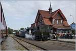 Die ST E 3/3 N° 5 mit ihrem Dampfzug vor dem schmucken Bahnhofsgebäude in Triengen. 
27. Aug. 2017