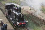 Museumbuurtsporweg MBS 7853 lauft am 23 Oktober 2016 um in Haaksbergen. In 1945 kauften die Niederländische Staatseisenbahnen zwei ex-JS, ex-SBB Tigerli (8438 und 8439). In 1948 wurden die beide Dampfloks ausgemüstert. In 1910 wurde ein Tigerli für Alusuisse gebaut und in 1996 von die MBS gekauft. Weil es kein Originallok war wurde die jetzt Niederländische Tigerli (auch Navizence genannt) als 7853 eingereiht und ist heute betriebsfähig, wie sie hier in Haaksbergen unter Beweis stellte.