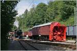 Während im Hintergrund die HG 3/4 N° 3 bei der Blonay Chamby Bahn nach ihrer Ankunft in Chaulin zur Bekohlung dampft, zeigt sich rechts im Bild die imposante Bernina Bahn X rot 1052.