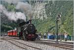 Der Stargast des heutigen Festtages: die HG 4/4 704 (ex 40-304 der Vietnamesischen Eisenbahn) ist mir ihrem Zug in Gletsch eingetroffen und rangiert nun für die Fahrt nach der Station Furka.