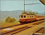 Eine SBB Re 4/4 I ist mit einem Schnellzug von Bern nach Paris auf dem Weg nach Pontarlier und fährt durch den Bahnhof von Gümmenen. 

Analogbild vom 3. Mai 1981