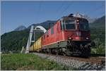Die SBB Re 420 251-1 mit ihrem Postzug auf der Fahrt Richtung Lausanne konnte gerade noch ohne Gegenlicht bei der Rhone Brücke zwischen St-Maurice und Bex abgelichtet werde.