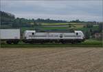 Hochneblig dunkel darf Rem 476 453 der Railcare als Vertreterin des Schweizer Binnengüterverkehrs fahren.