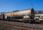 Vierachsiger Drehgestell-Kesselwagen 37 85 7932 914-9  CH-WASCO, der Gattung Zacens, der WASCOSA AG (Luzern), bei der Fahrt im Zugverbund am 24.03.2021 bei der Zugdurchfahrt in Niederschelden (Sieg), hier passiert er gerade den Bü 343 (Km 112,183 der Siegstrecke KBS 460). 

Die Gefahrgutkennzeichnung 80/2735 zeigt an es handelt sich um flüssig und ätzende Amine oder um  flüssig und ätzende Polyamine.

TECHNISCHE DATEN (gem. Anschriften) :
Spurweite: 1.435 mm
Achsanzahl: 4 (in 2 Drehgestelle)
Länge über Puffer: 15.940 mm
Drehzapfenabstand: 10.900 mm
Achsabstand im Drehgestell: 1.800 mm
Laufraddurchmesser:  920 mm (neu) 
Eigengewicht: ca. 24.520 kg
Tankinhalt: 70.000 l 
Max. Ladegewicht: 65,4 t (ab Streckenklasse D)
Höchstgeschwindigkeit: 100 km/h (beladen) / 120 km/h (leer)
Bremse: O-GP
Tankcode: L10BH
L= Tank für Stoffe in flüssigem Zustand (flüssige Stoffe oder feste Stoffe, die in geschmolzenem Zustand zur Beförderung aufgegeben werden)
10= zutreffender Mindestprüfdruck in bar
B = Tank mit Bodenöffnungen mit 3 Verschlüssen für das Befüllen oder Entleeren 
H = luftdicht verschlossener Tank
Max. Betriebsdruck: 3,0 bar
Kesselwerkstoff: 1.4571 (Edelstahl V4A)
Intern. Verwendungsfähigkeit:  RIV
