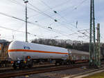 Vierachsiger Drehgestell-116 m³-Druckgaskesselwagen der Gattung Zags (ohne Sonnendach), 33 85 7814 299-8 CH-ARETZ, der ARETZ GmbH & Co. Kesselwagen KG (Krefeld), eingestellt in der Schweiz, da dort nicht versäumt wurde Bauartzulassungen zu erteilen. Hier am 09.02.2023 im Zugverband bei einer Zugdurchfahrt in Betzdorf (Sieg).

Es ist ein Neubau-Kesselwagen von CHEMET SA.

Die Gefahrguttafel zeigt an (was drin ist):
Oben die Gefahrenzahl 23: Gas entzündbar
Unten die UN-Nummer 1965: Kohlenwasserstoffgas, Propan-Butan Gemische, verflüssigt. Hier Gemisch C (Propan).

TECHNISCHE DATEN (gem. Anschriften) :
Spurweite: 1.435 mm
Achsanzahl: 4 (in 2 Drehgestelle)
Länge über Puffer : 18.000 mm
Drehzapfenabstand: 12.100 mm
Achsabstand im Drehgestell: 1.800 mm
Laufraddurchmesser: 920 mm (neu)
Höchstgeschwindigkeit: 100 km/h (beladen) / 120 km/h (leer)
Eigengewicht: 32.960 kg
Nutzlast: 48,0 t (bei Streckenklasse D)
Gesamtvolumen: 116.250 l (116 m³)
Bauart der Bremse: KE – GP (LL)
Kleinster befahrbarer Gleisbogen: R 35 m
Intern. Verwendungsfähigkeit: TEN - GE

Die Bedeutung der Gattungs- und Kennbuchstaben (hier Zags):
Z - Wagen mit öffnungsfähigem Dach
a - mit vier Radsätzen
g - für den Transport von verdichteten, verflüssigten oder unter Druck gelösten Gasen
s - Höchstgeschwindigkeit 100 km/h (beladen)
