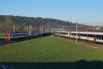 SBB: Die SBB Neubaustrecke  BAHN 2000  Mattstetten-Rothrist und die alte Stammstrecke Bern-Zollikofen-Burgdorf-Aarburg-Oftrigen-Olten treffen bei Roggwil aufeinander und verlaufen einige wenige Kilometer parallel. Am 5. Januar 2015 kam es in der letzten Abendsonne zu einer Begegnung zwischen einem Regionalzug Langenthal-Olten und einem in Richtung Bern brausenden IC mit einem EW IV-Modul.
Foto: Walter Ruetsch