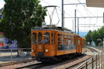 Am 08.08.2015 f�hrt der Museums-Ce 2/4 12 der Birseckbahn durch Oberwil in Richtung Zentrum.