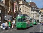 Schweizer Standardwagen Be 4/4 464 beim Basler Rathaus, dahinter folgt Be 4/4 465.