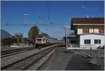 Der SBB RABe 511 113 und ein weiterer RABe 511 auf Fahrt nach Annemasse bei der Durchfahrt in St-Triphon, einem Bahnhof, der zur Zeit im Reisezugverkehr nicht bedient wird.