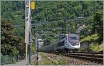 Ein TGV! bei Villeneuve? - nicht dass ich hier noch nie einen gesehen hätte, ABER im Frühjahr 2017 fuhr der letzte TGV de Neige von Lausanne in Richtung Wallis und zurück, denn durch die Umstellung der Strecken auf ETCS konnte die Verbindung nicht mehr angeboten werden. Der TGV Bern - Paris via Basel verkehrte infolge fehlender ETCS Ausrüstung der TGV Züge via Stammlinie statt NBS. Somit war es mehr als überraschend, als plötzlich heute bei Villeneuve ein TGV auftaucht! 
Im Bild der inoui TGV Rame 4715 bei Villeneuve, Ziel und Zweck der Fahrt sind mir unbekannt. 

4. Juni 2024