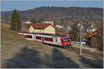 Der Travys RBDe 560 385-7 (RBDe 560 DO TR 94 85 7 560 385-7 CH-TVYS)  Lac de Joux  ist als Regionalzug von Le Brassus nach Vallorbe unterwegs und erreicht Les Charbonnières.