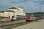 Ein Flirt als S3 nach Basel und ein NPZ (mit einem ex MThB Bt) als RE nach Delle warten in Porrentruy auf die Abfahrt.