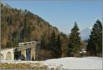 Ein BLS  Lötschberger  auf der 135 Meter lange Bunschenbachbrücke bei Weissenburg.